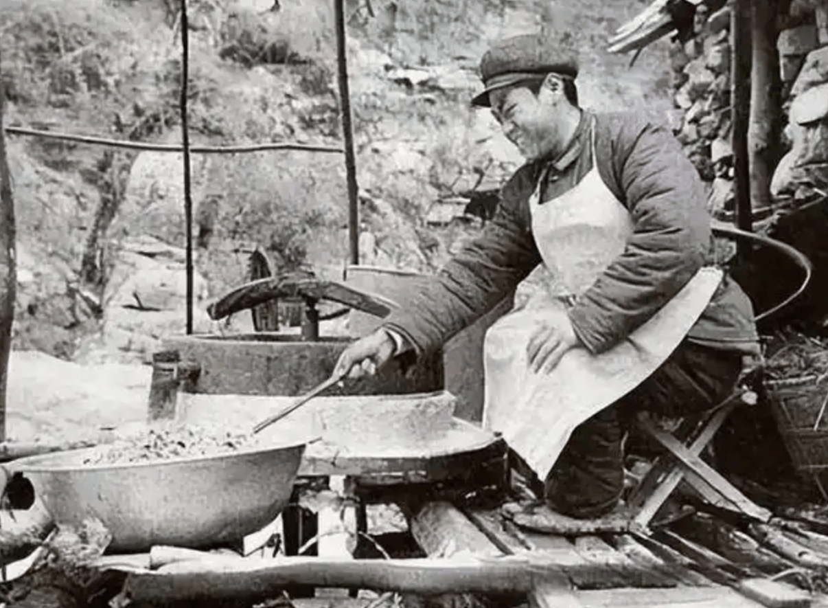 背起锅铲是厨子,拿起枪杆是战神