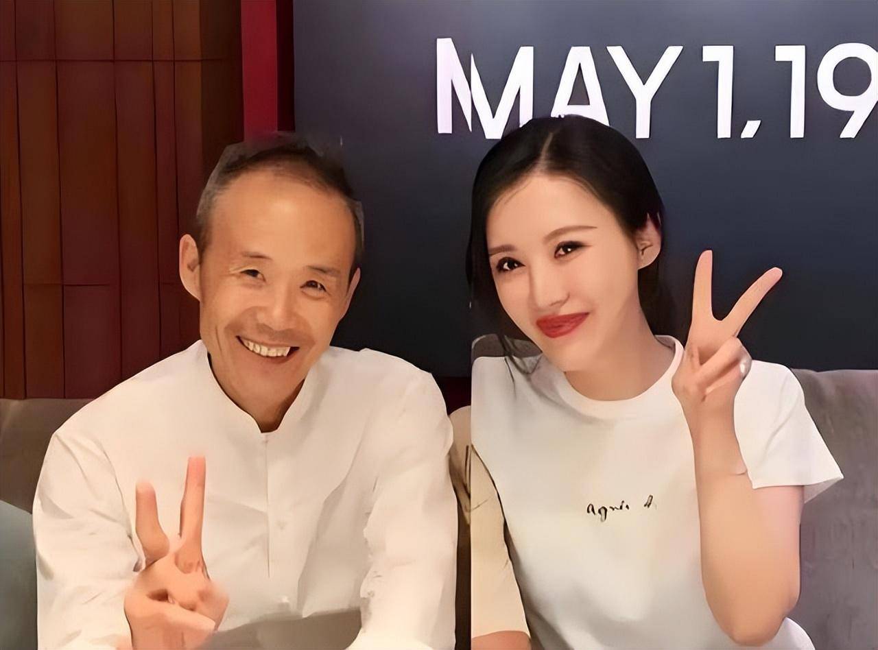 王石夫妇亮相广州车展妻子气场强大王石像个小跟班