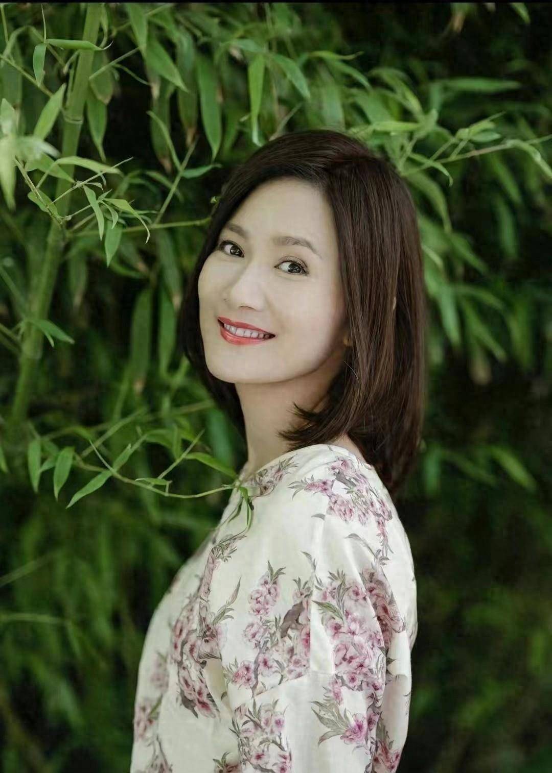 66岁郭凯敏现身北京小饭馆,一边吃饼一边握手,二婚妻子颜值爆表