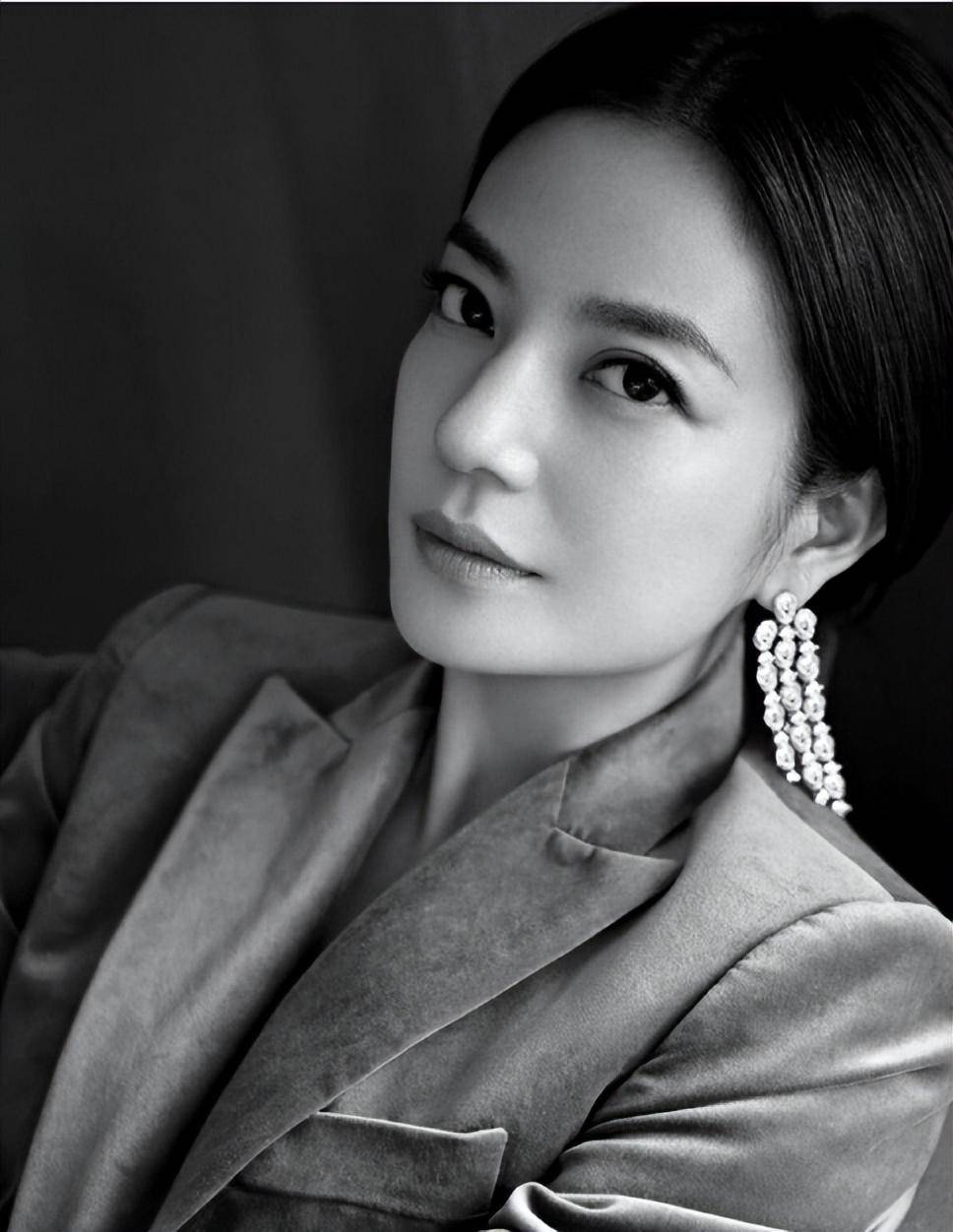 从小仙女变成如今48岁大妈的赵薇被封杀三年后风光早已不在