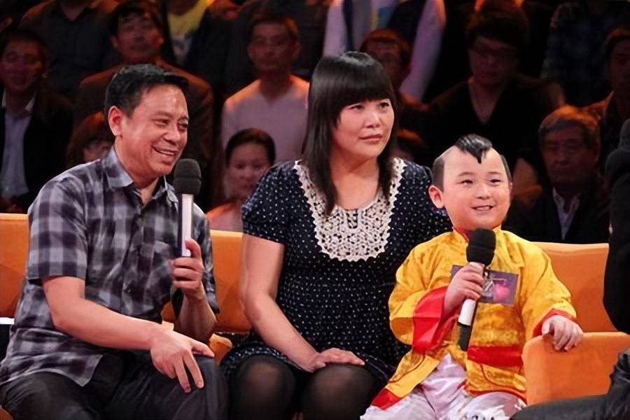 "赚钱工具"邓鸣贺:6岁两登春晚,8岁血癌离世,胞妹现状如何?