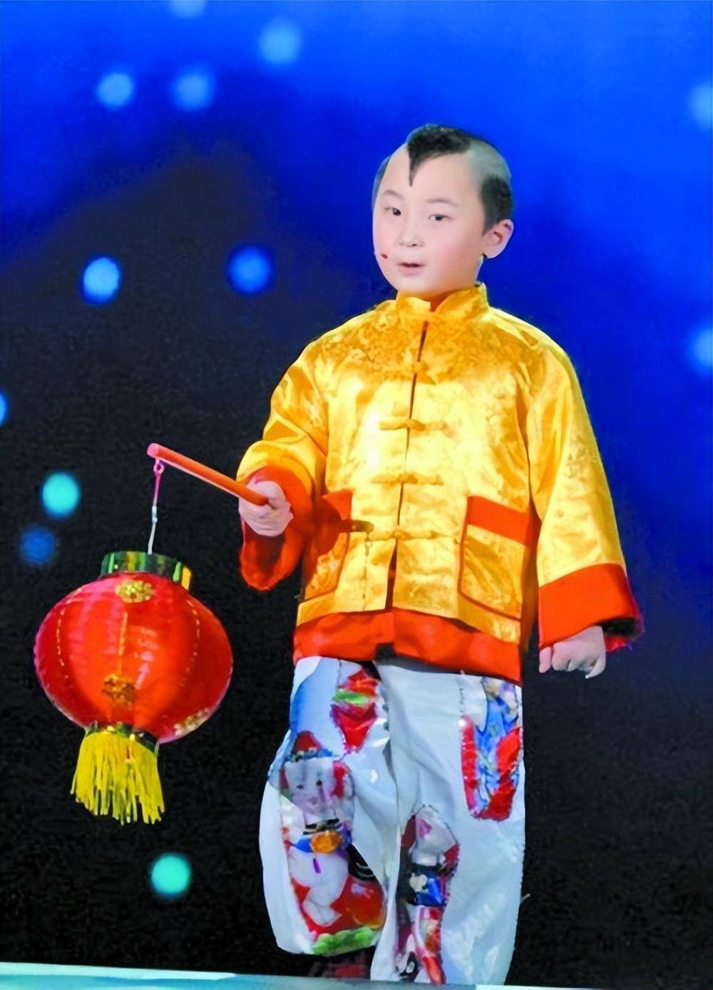 "赚钱工具"邓鸣贺:6岁两登春晚,8岁血癌离世,胞妹现状如何?