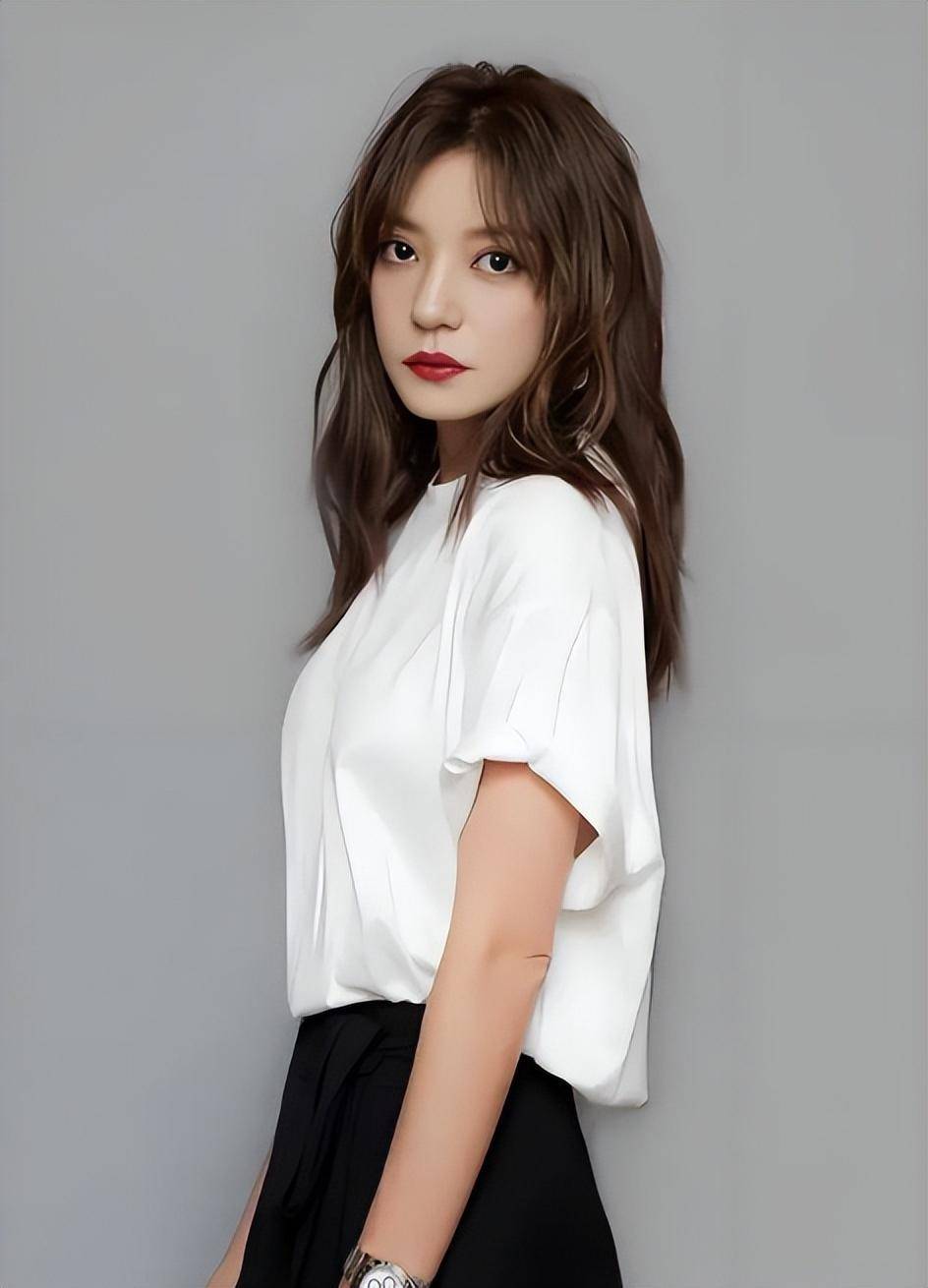 从小仙女变成如今48岁大妈的赵薇,被封杀三年后,风光早已不在