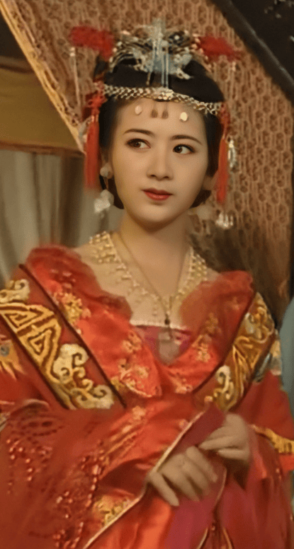 2001年,她出演古装剧《上错花轿嫁对郎》,饰演温婉贤淑的杜冰雁,凭着