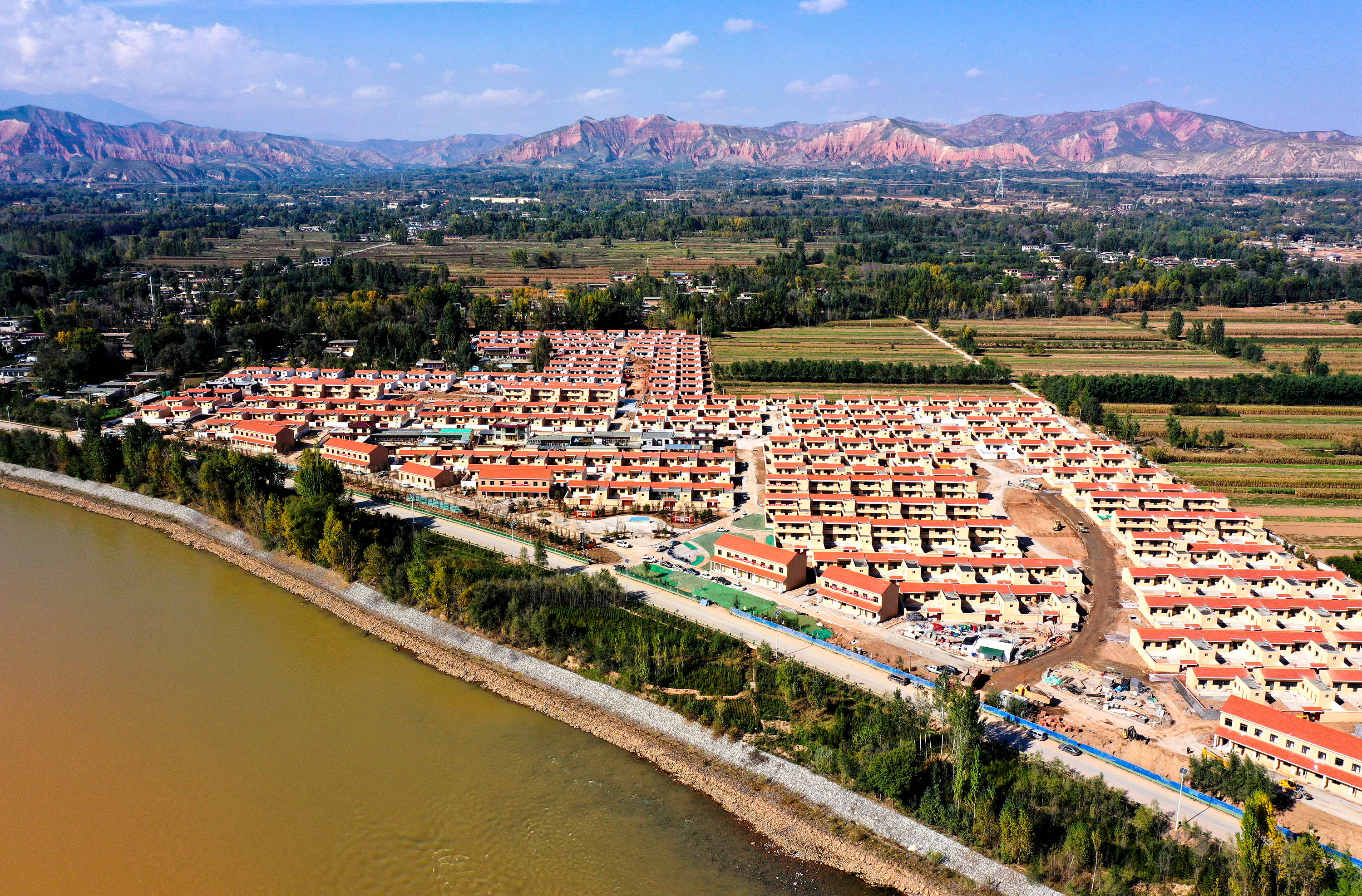 青海省民和县中川乡金田村,草滩村搬迁集中安置点,一排排房屋整齐排列