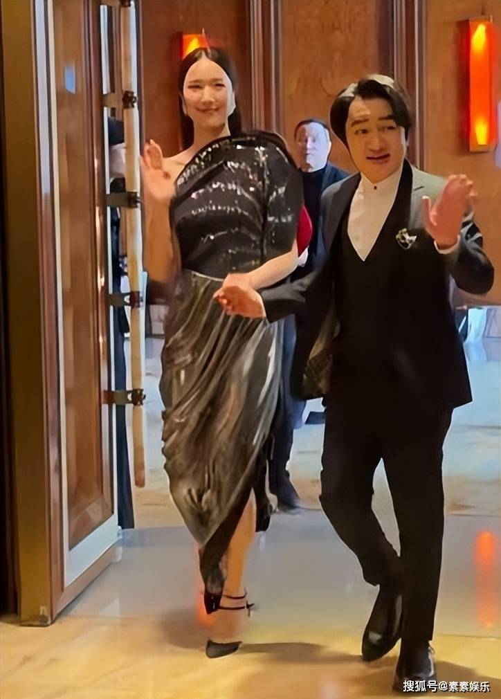 还有运动员鲍春来和武大靖,王祖蓝带着老婆李亚男一同现身.