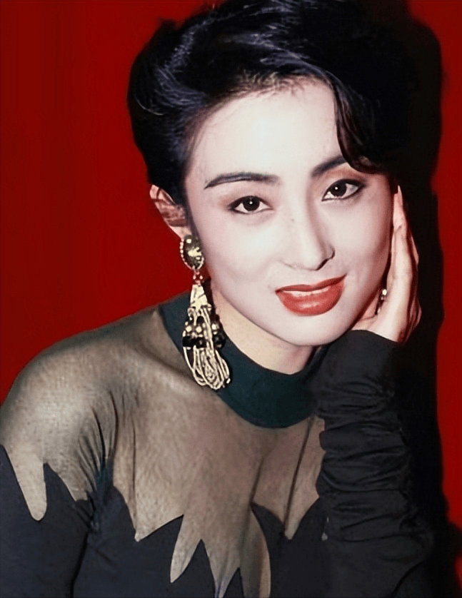 56岁张敏近况曝光,70多斤瘦成纸片人,与小10岁男友长居泰国