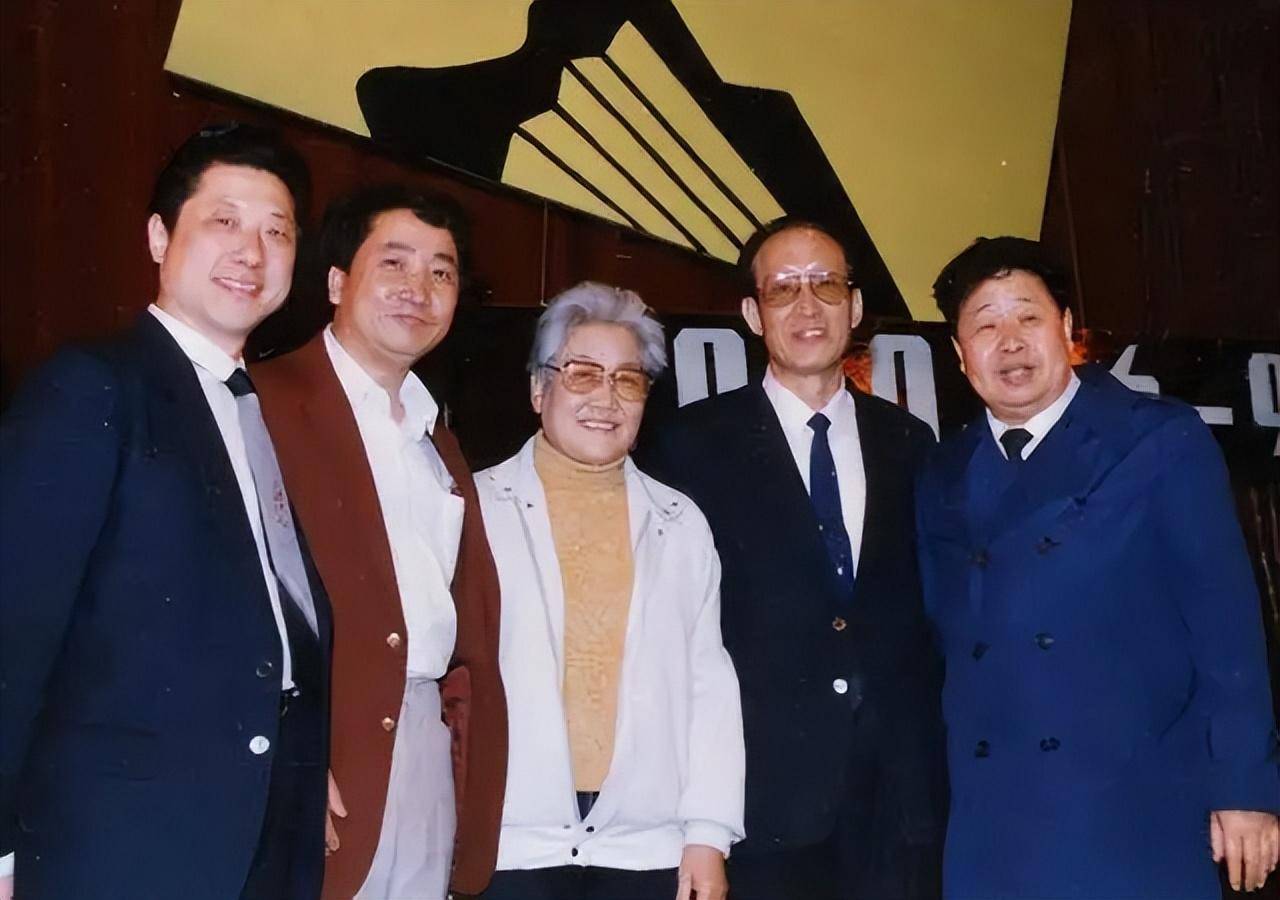 在参军的一次文艺汇演上,牛群自学并登台表演了天津快板.