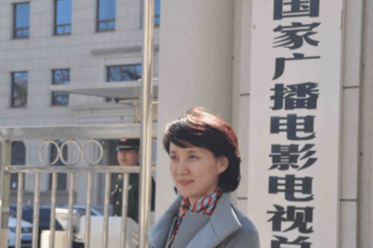 "新闻联播"李修平,半生2次婚姻没有孩子,现年近花甲风韵犹存