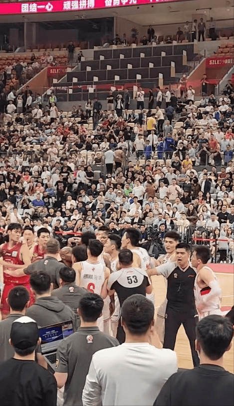 郭艾伦的转会事件,不仅是一次球员个人的命运转折,更是cba转会市场