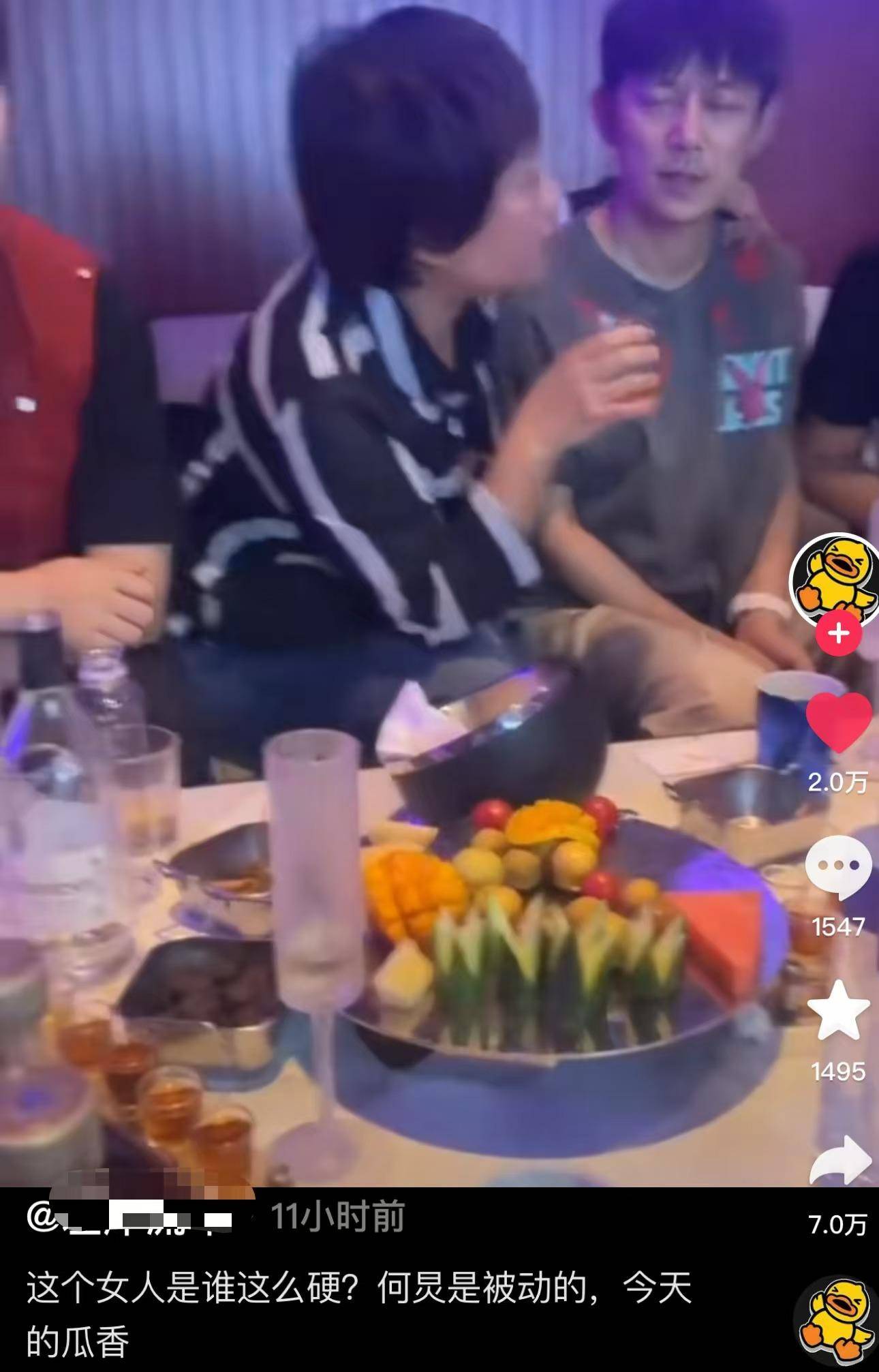 曝何炅ktv酒局视频,陪女大佬喝酒遭揽肩,面露无奈显拘谨