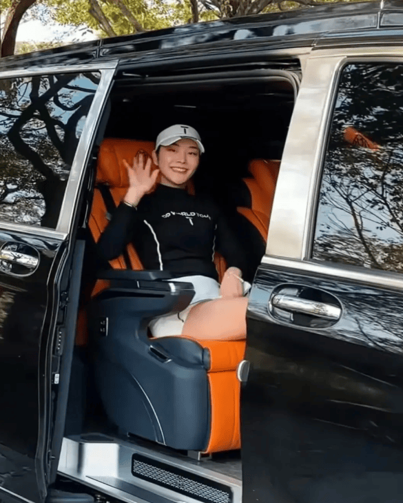 劳斯莱斯女车主身份被曝:00后资产过亿,抖音涨粉20万,美照曝光