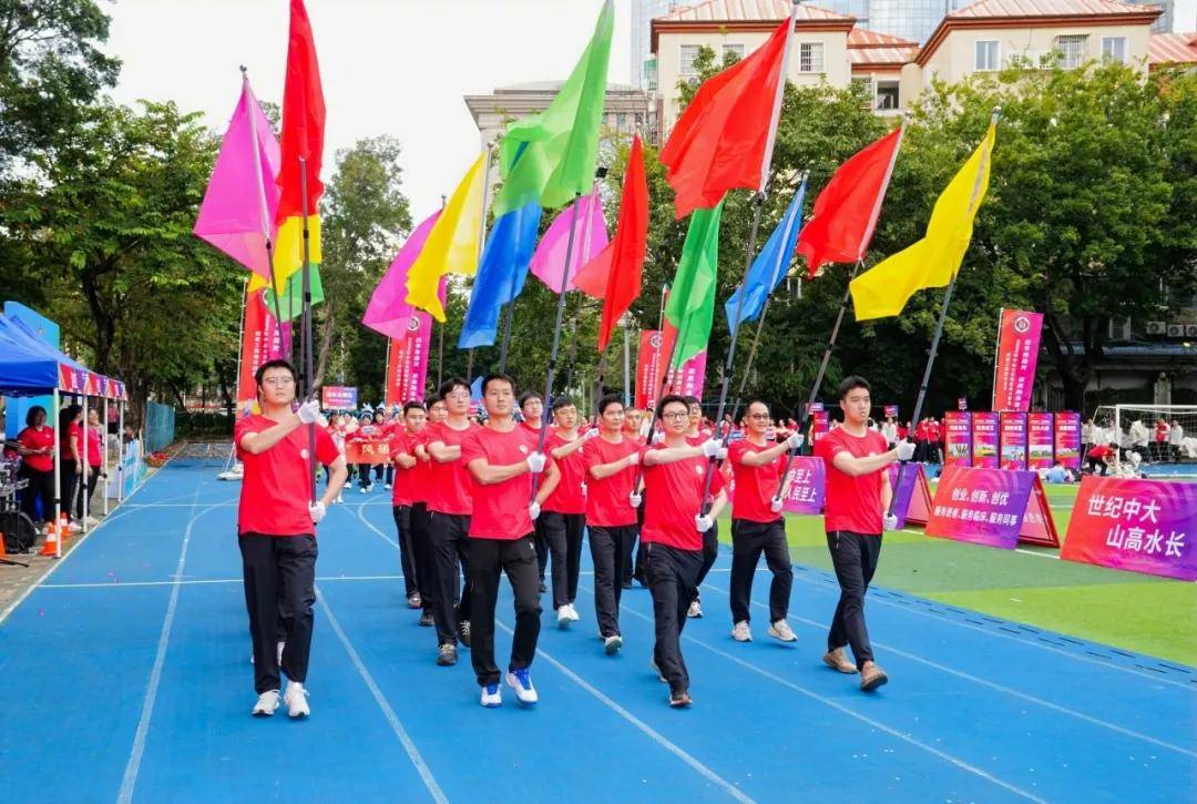 运动会伊始,仪仗队手托院旗率先入场,各代表队队名创意无限,入场仪式