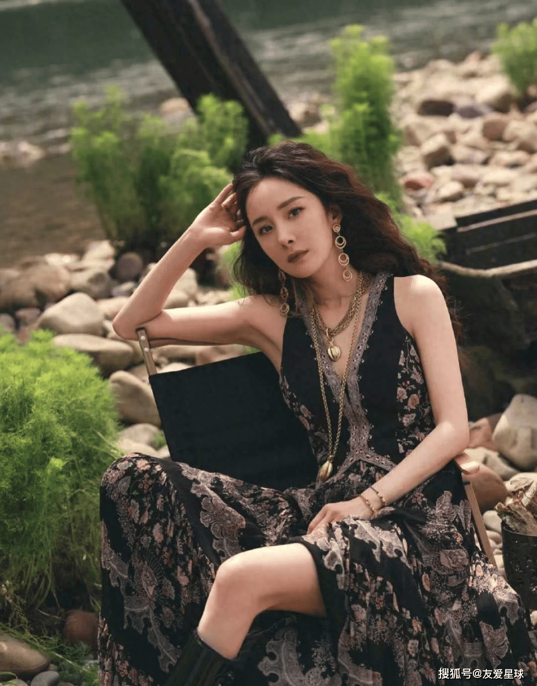 杨幂的"私人住宅"火了,爸爸亲自打理院子,网友喊"岳父"!