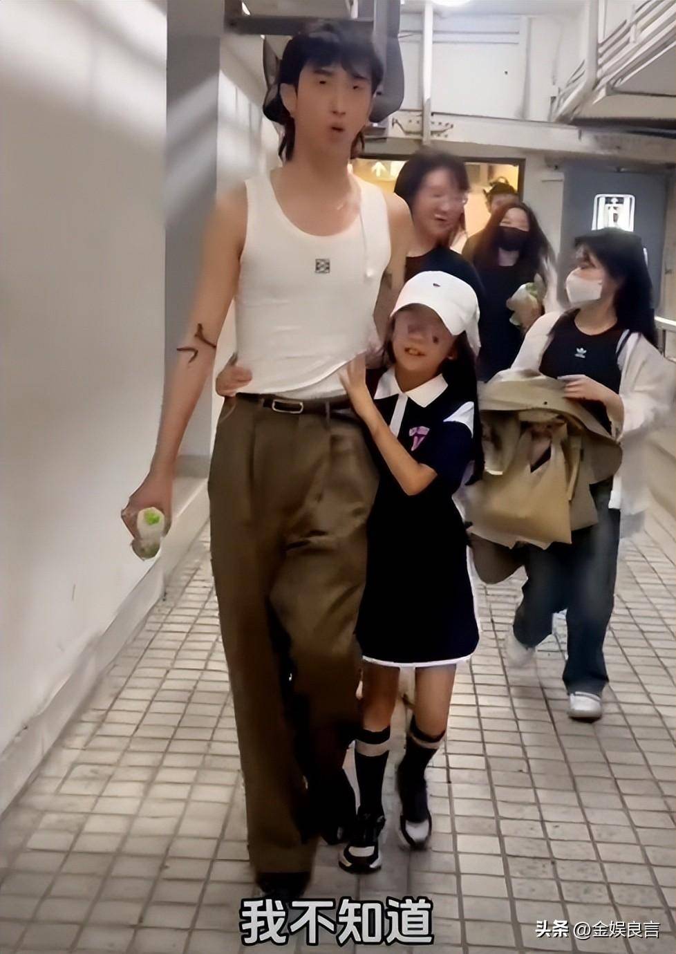 庾澄庆晒美照,身材矮小满脸老态,和小14岁二婚妻子罕见同框_张嘉欣