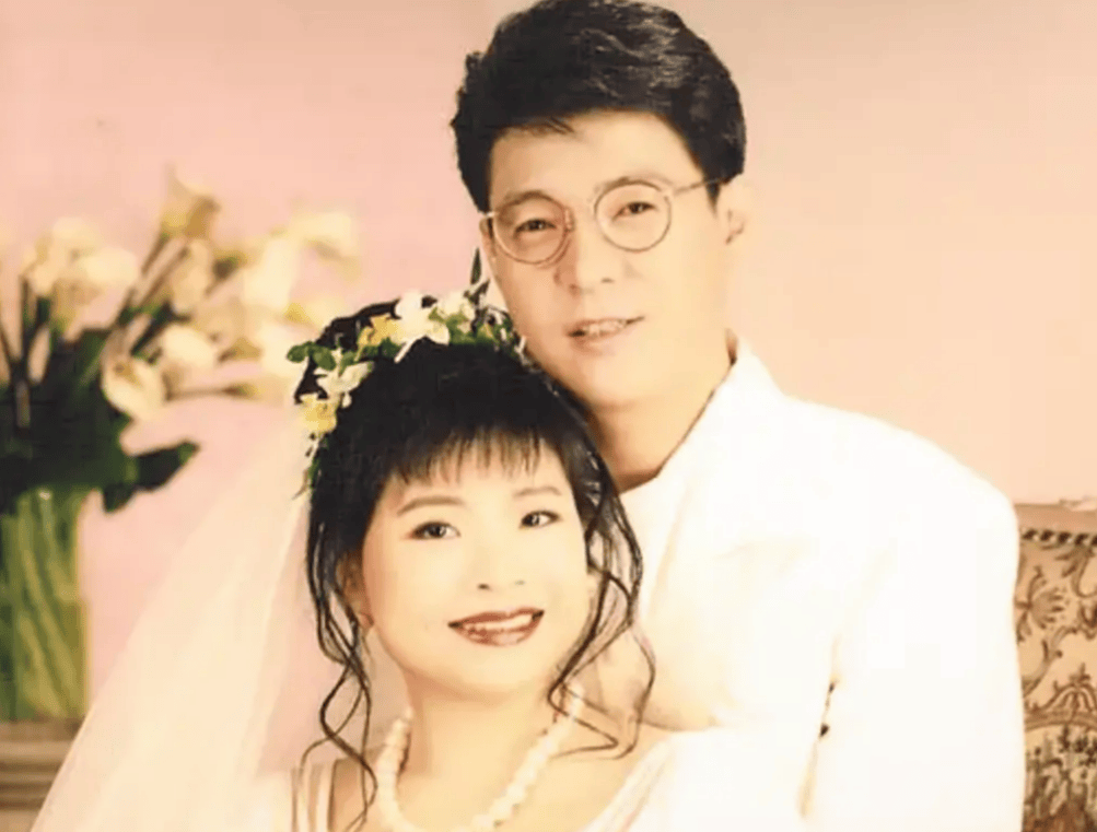 在姜育恒投资失败后,李凤凰并没有嫌贫爱富的离开他,而是和他一起面对