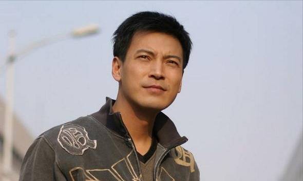 他是蒋勤勤前男友,人帅戏好,娶了圈外妻生子,如今儿子比他更帅