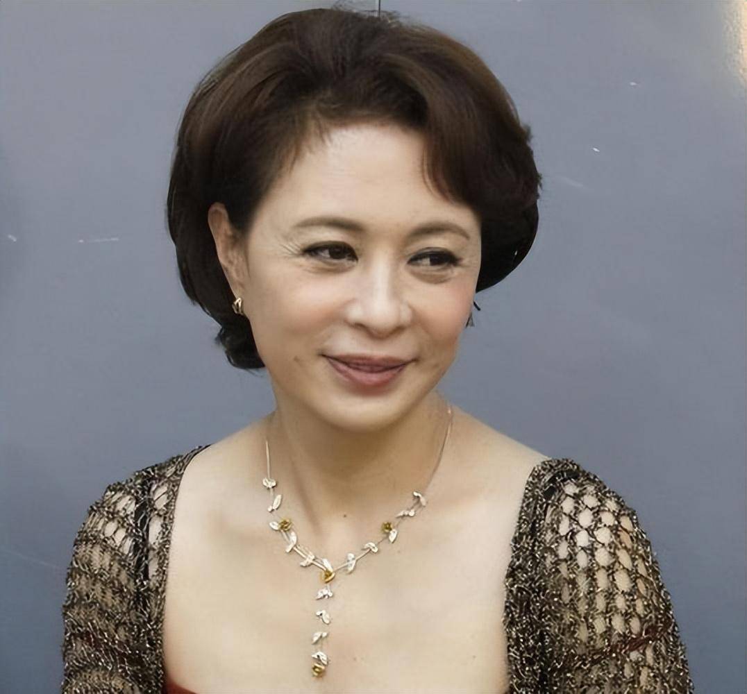 演员刘佳:隐退10年,将父亲骨灰放家中8年,活成了贤妻良母