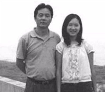 但在她深陷负面舆论的时刻,李宝健与她离婚的消息也传了出来.