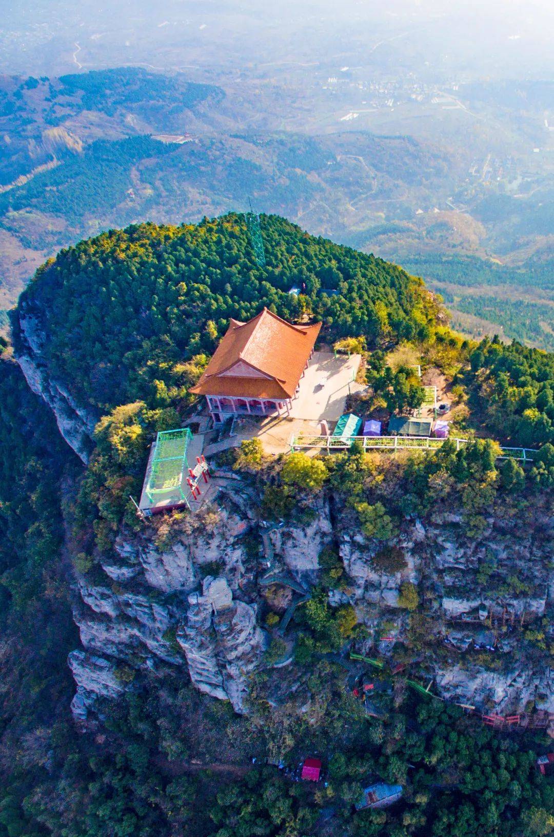 北部山亭区境内的高山海拔 620 米为全市最高点