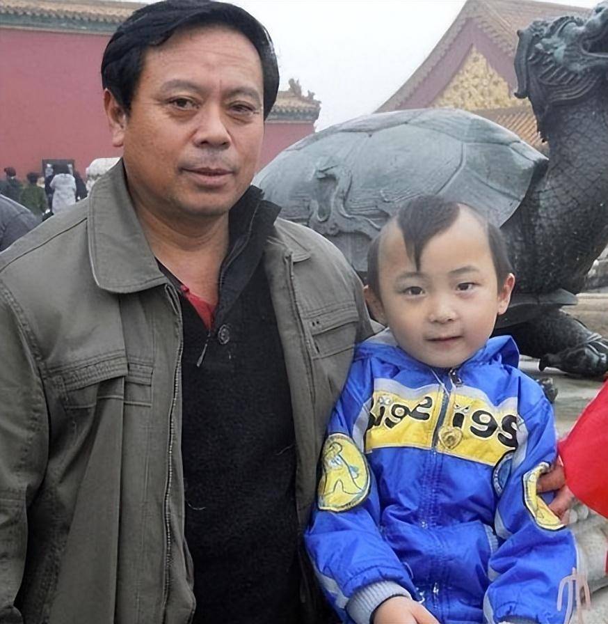 河北天才少年邓鸣贺:6岁爆红8岁去世,患病登春晚,结局谁买单?