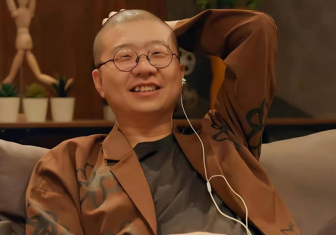 他与前妻黑尾酱的生活曾让人羡慕不已.