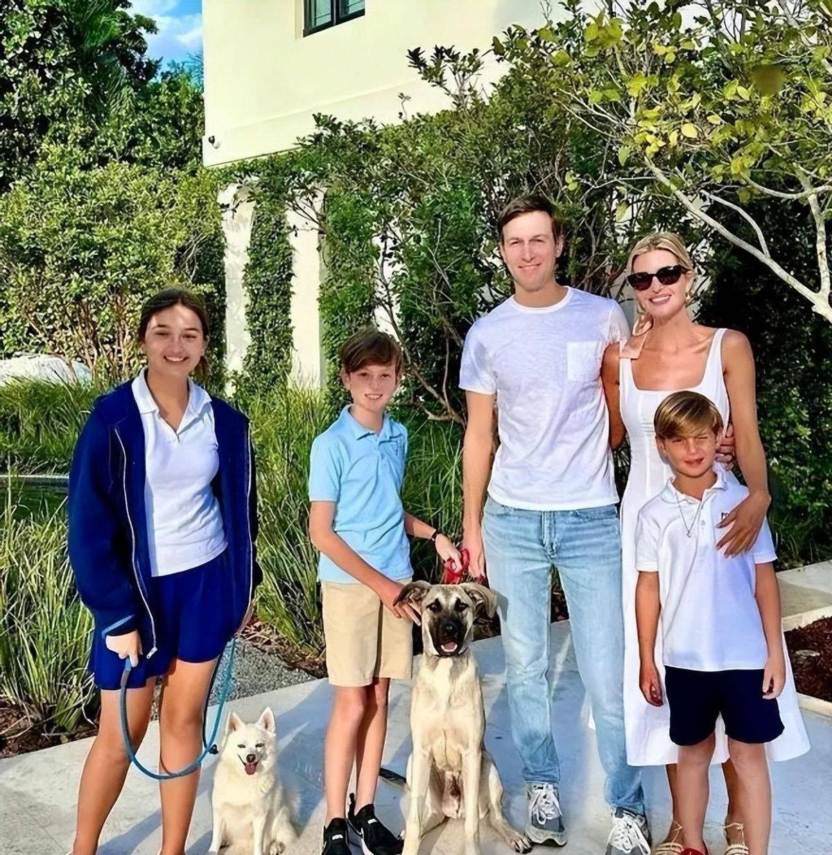 43岁伊万卡,一双长腿若隐若现,和13岁高挑女儿外出,宛如姐妹_阿拉贝拉