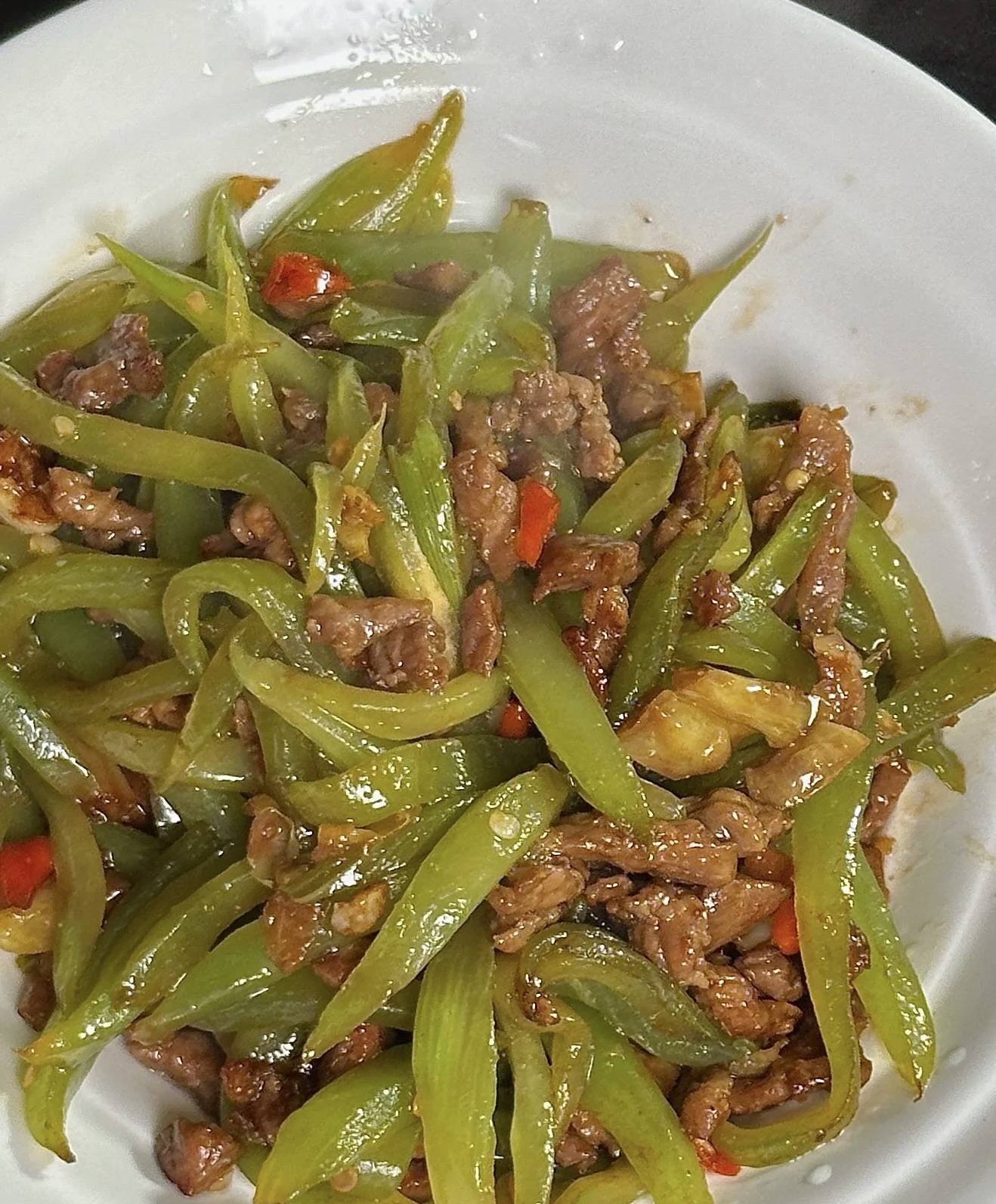 快手菜也能有大厨范儿莴笋丝炒牛肉鲜美与营养的完美碰撞