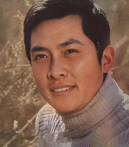 帝王专业户 唐国强近照:面容沧桑难认,行动迟缓令人担忧