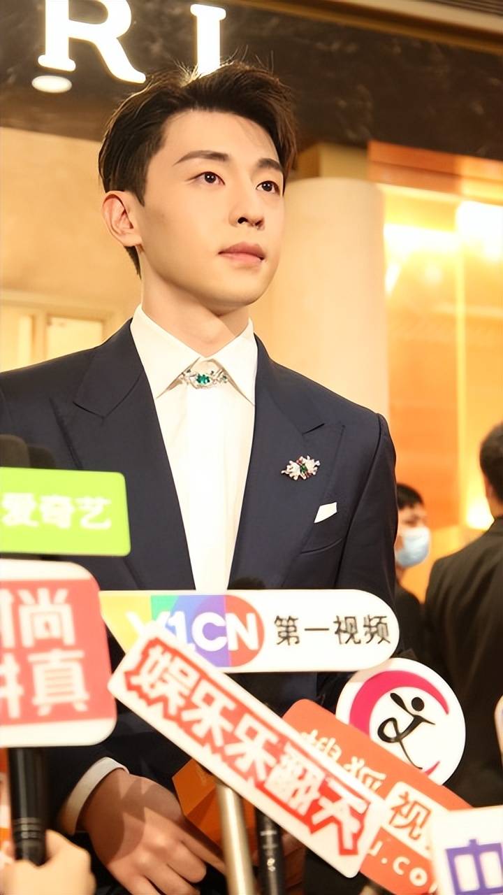 邓伦情商大考:综艺与演艺,谁才是真赢家?