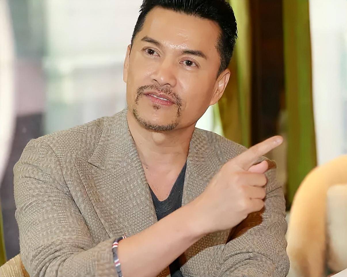 演员吕良伟:两次和美女结婚都不长久,却与长相平凡的杨小娟长相厮守