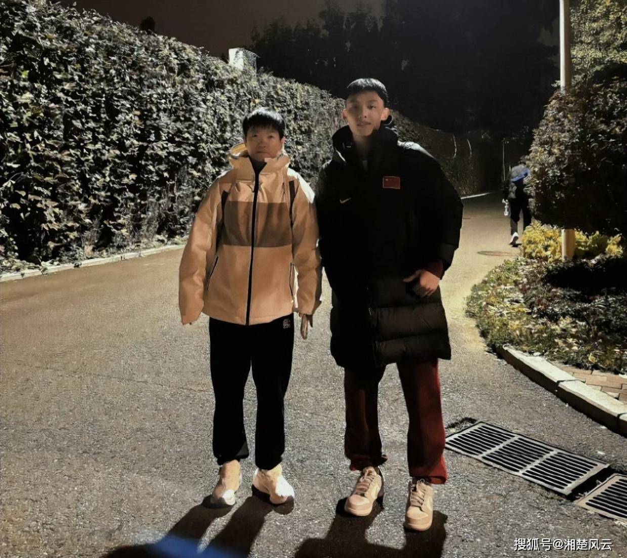 徐杰晒与孙颖莎的合影，莎莎1米7既视感，网友焦点在一个背影上
