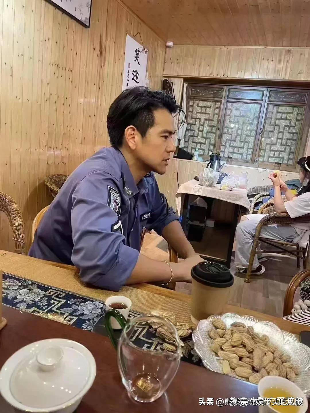 彭于晏云南拍戏被偶遇,上半身穿着警服皮肤黝黑,男性荷尔蒙爆棚