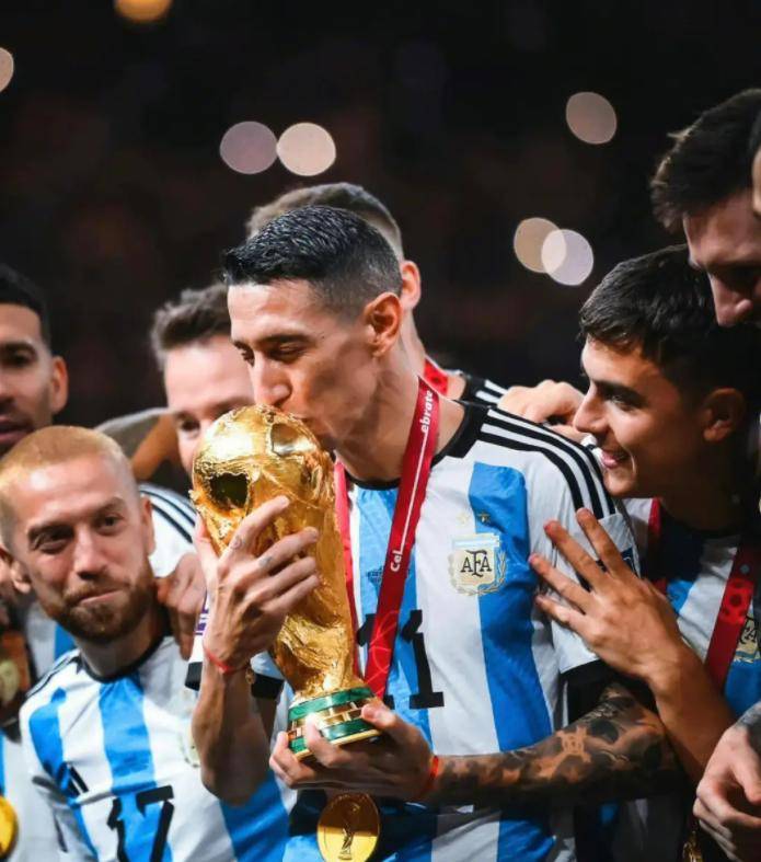 迪马利亚的豪华锋线组合,还拥有布斯克茨,阿尔巴两名巴萨旧将