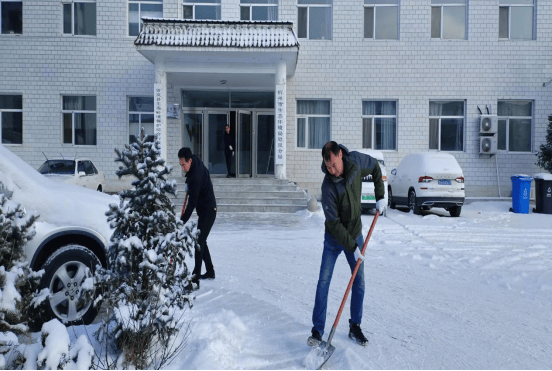 忻州市生态环境局岢岚分局组织开展扫雪志愿服务活动