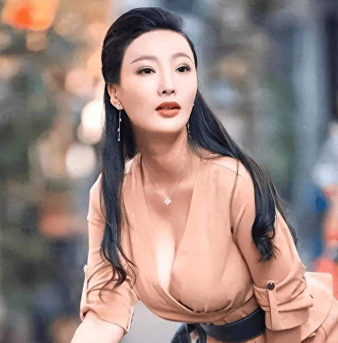 乳神！王李丹妮因太大无法跑步，内衣难买，睡觉要左右选择，性感之外实力之光_角色_挑战_表演