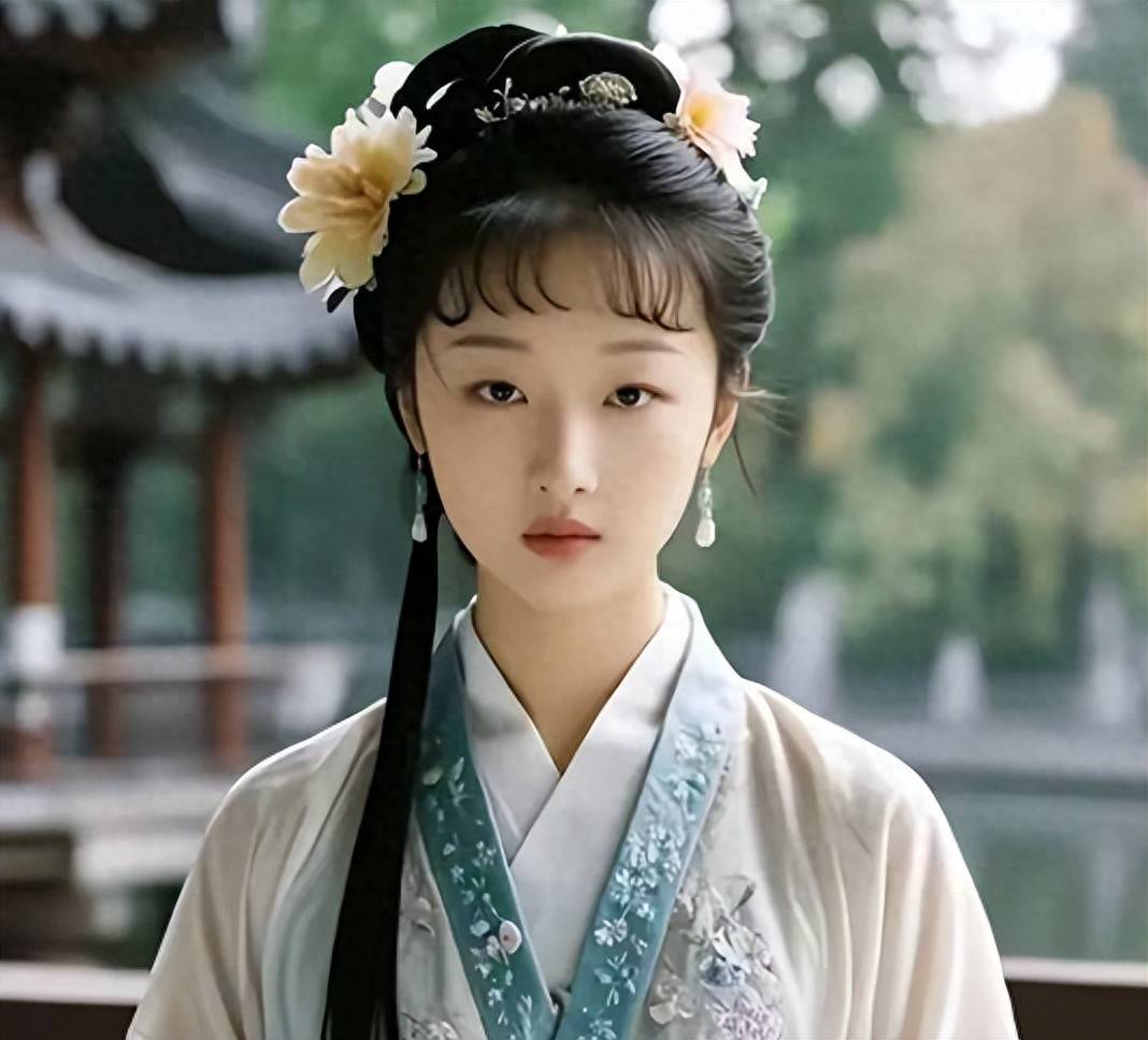 周冬雨的古装造型美翻了,鹅蛋脸柳叶眉,真就好像林黛玉一般