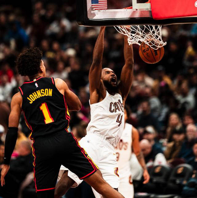 特雷杨关键三分带领老鹰逆转联盟第一骑士