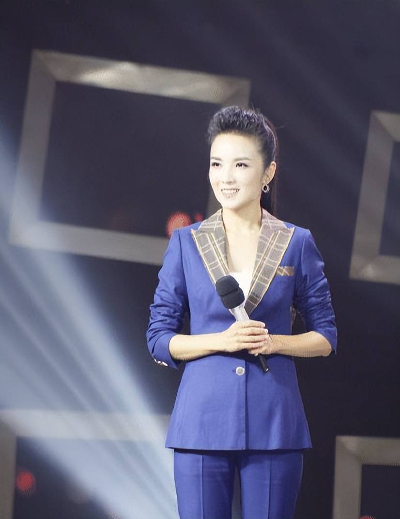 央视主持人管彤:嫁普通丈夫,42岁高龄生子,幸福美满