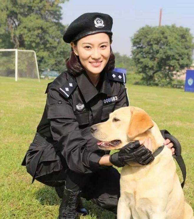 2021年3月18日,侯梦莎和毛毅正式公布了恋情,并很快步入了婚姻的殿堂.