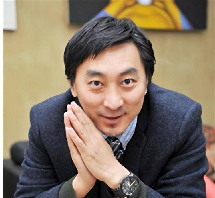 在埃里克杨的引荐下,秦舒培结识了华谊兄弟总经理赵磊,两人一来二去