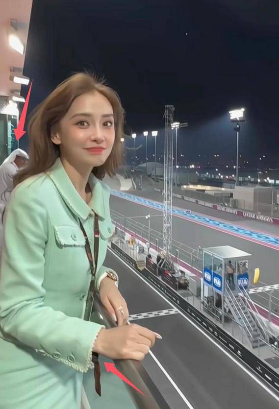 angelababy在卡塔尔看赛车,一头金发很惊艳,观赛席位看出地位!