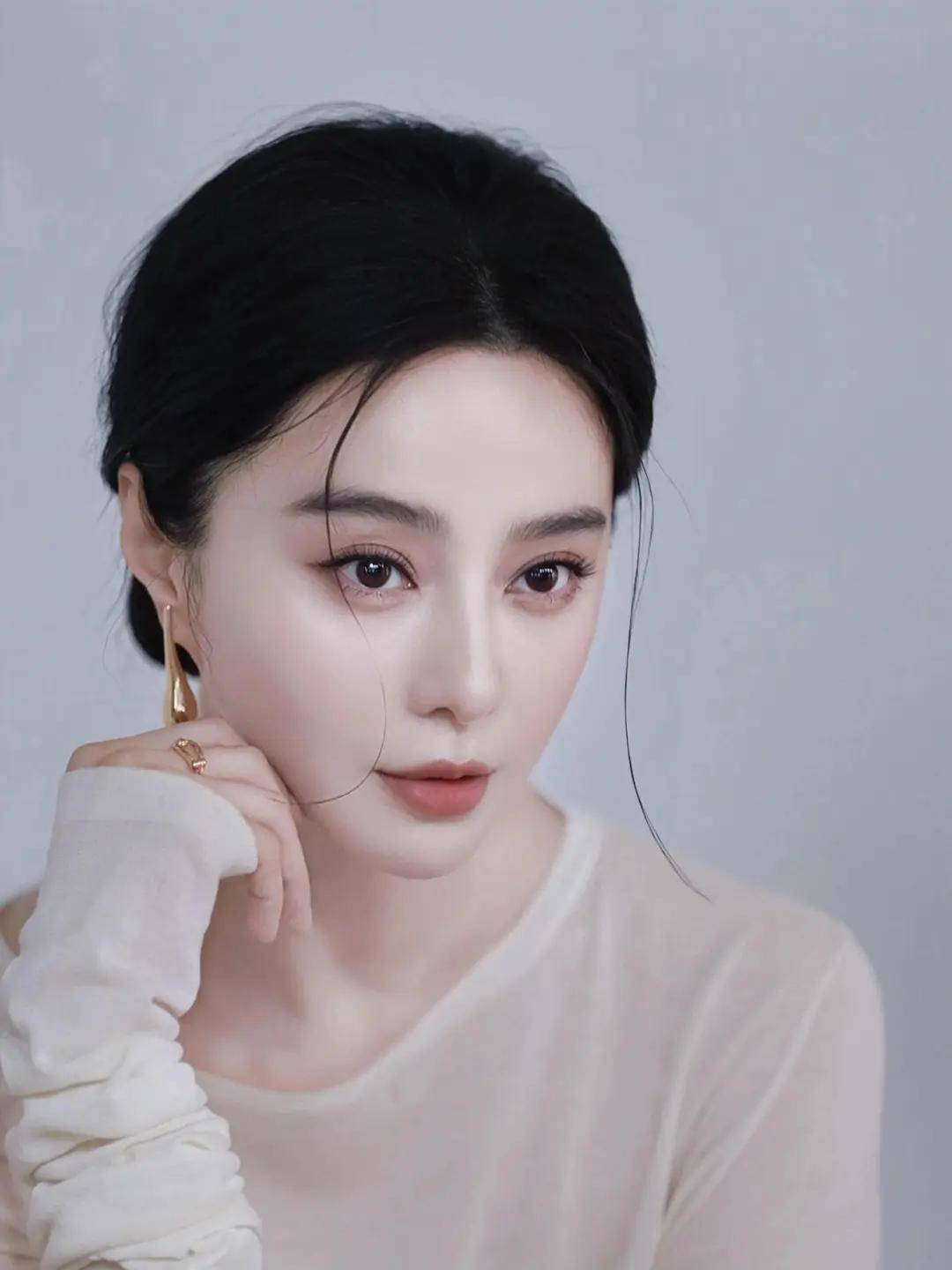 43岁范冰冰和男性友人香港聚餐,两人依偎亲密无间!