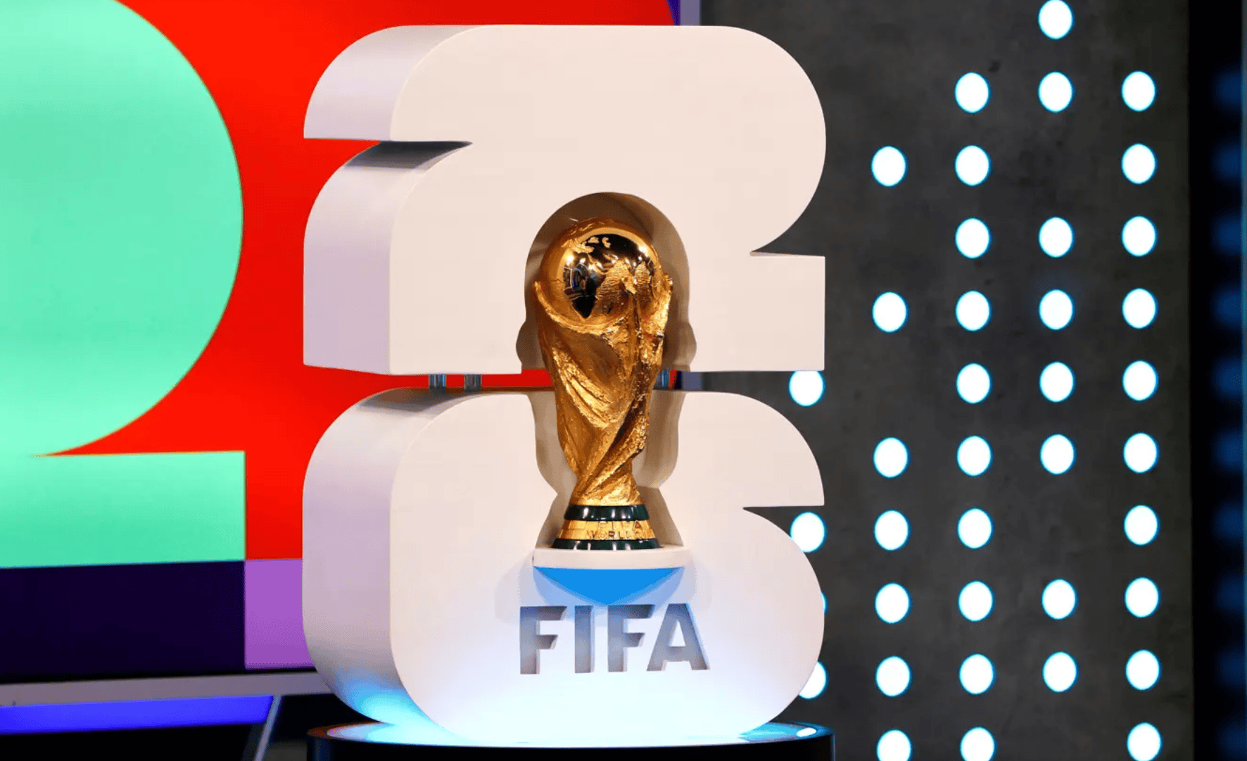 FIFA最佳阵容爆冷！巴黎6人霸榜，姆巴佩梅西C罗集体落选