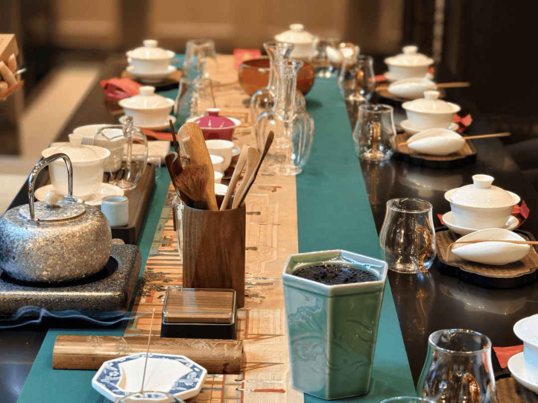 举壶展茶艺 倾心品茶香 苏州中心大酒店安排员工进行茶艺培训活动