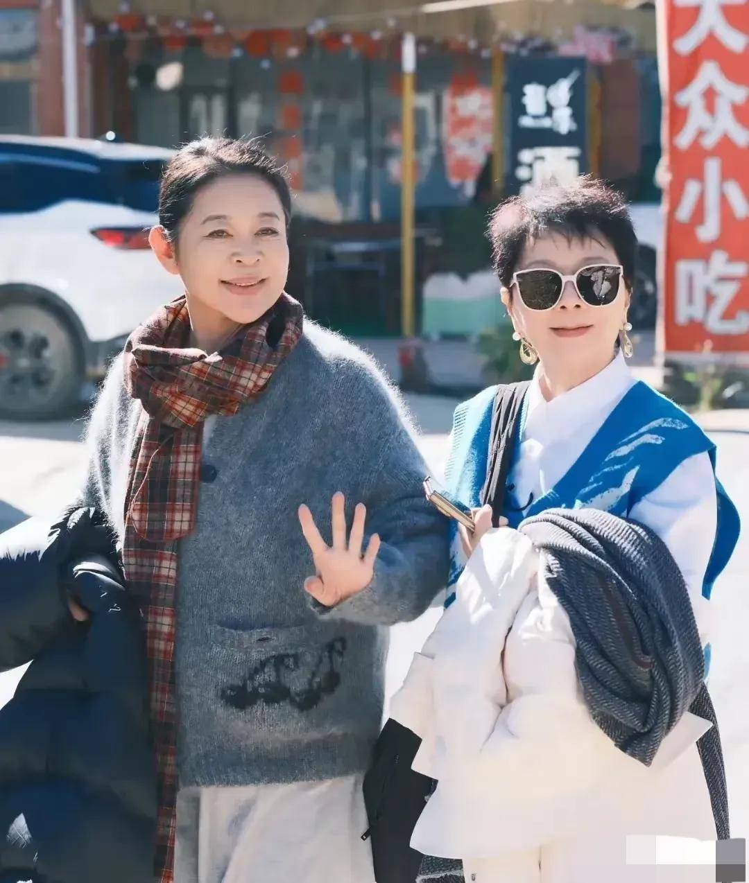 倪萍跟蔡明同框,挎着胳膊亲密像姐妹花,一个气质出众,一个穿着鲜艳好