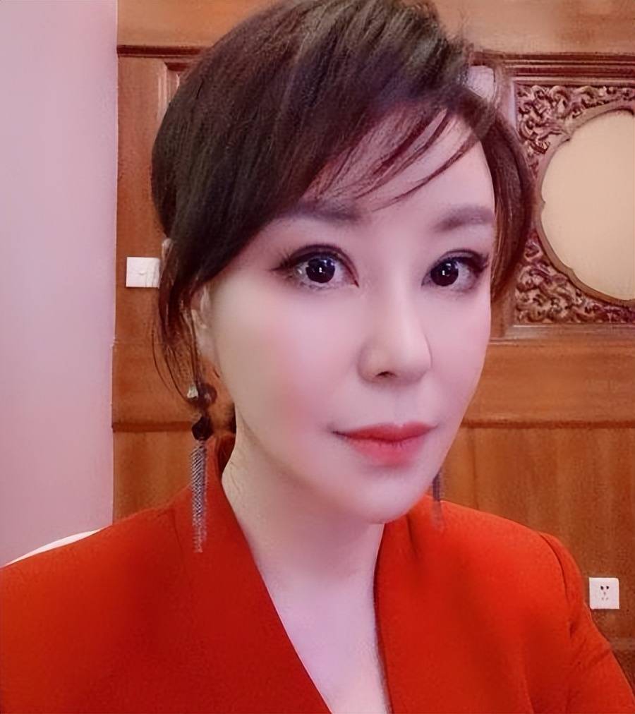 她被称为"民歌女王",9登春晚,嫁大37岁上司,今47岁孑然一身