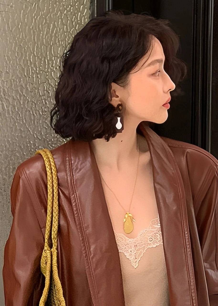 中年女性发型新选择:齐脸短发烫发,彰显洋气时尚气质