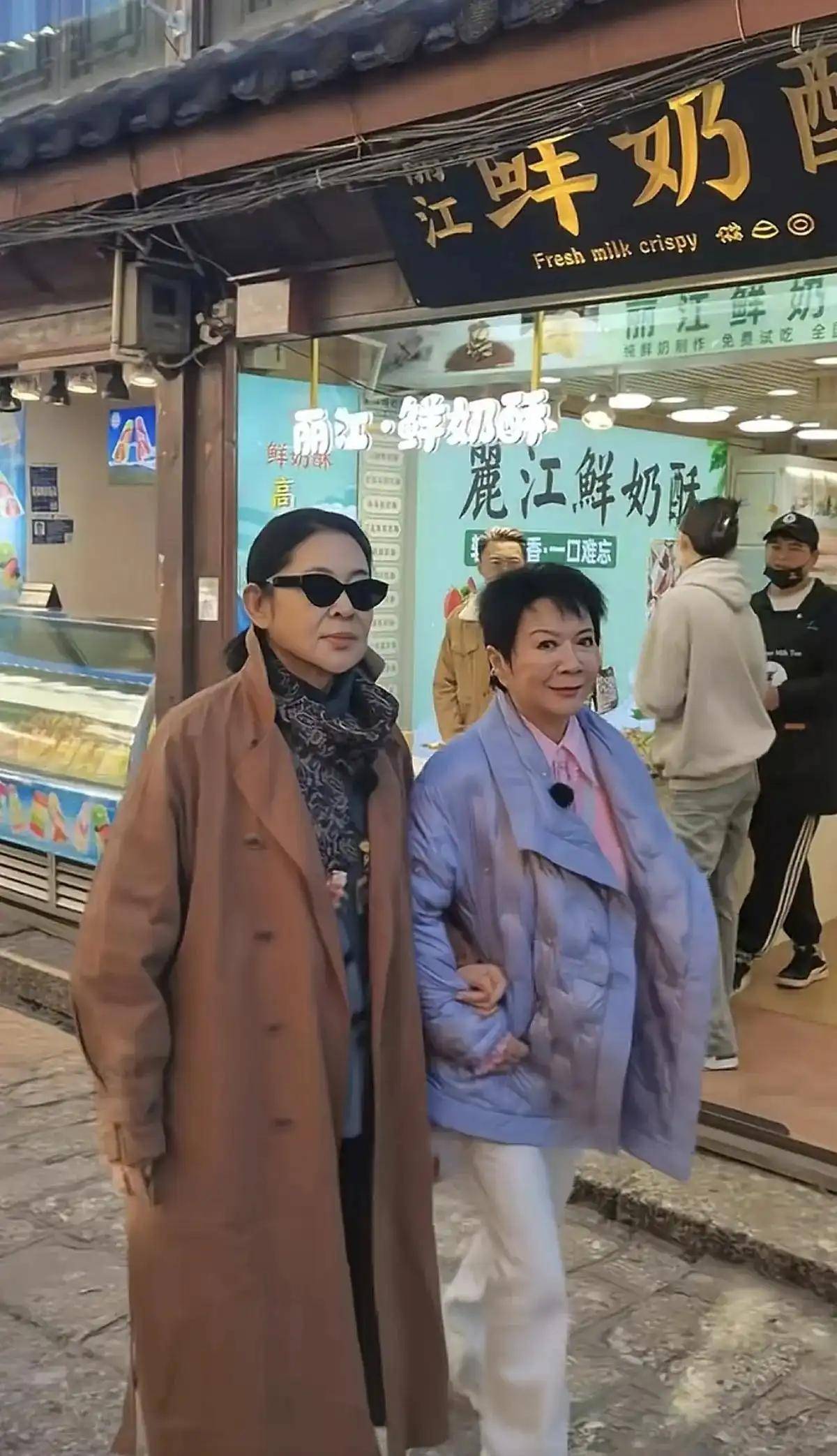 63岁蔡明逛丽江古城步履蹒跚,脸拉垮疑医美过度,难怪不再上春晚_小品