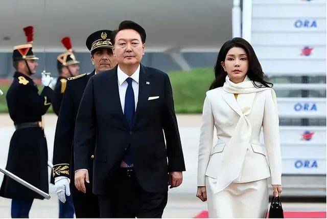 韩国总统尹锡悦的老婆,即韩国第一夫人金建希涉嫌收受贿赂,操控故市